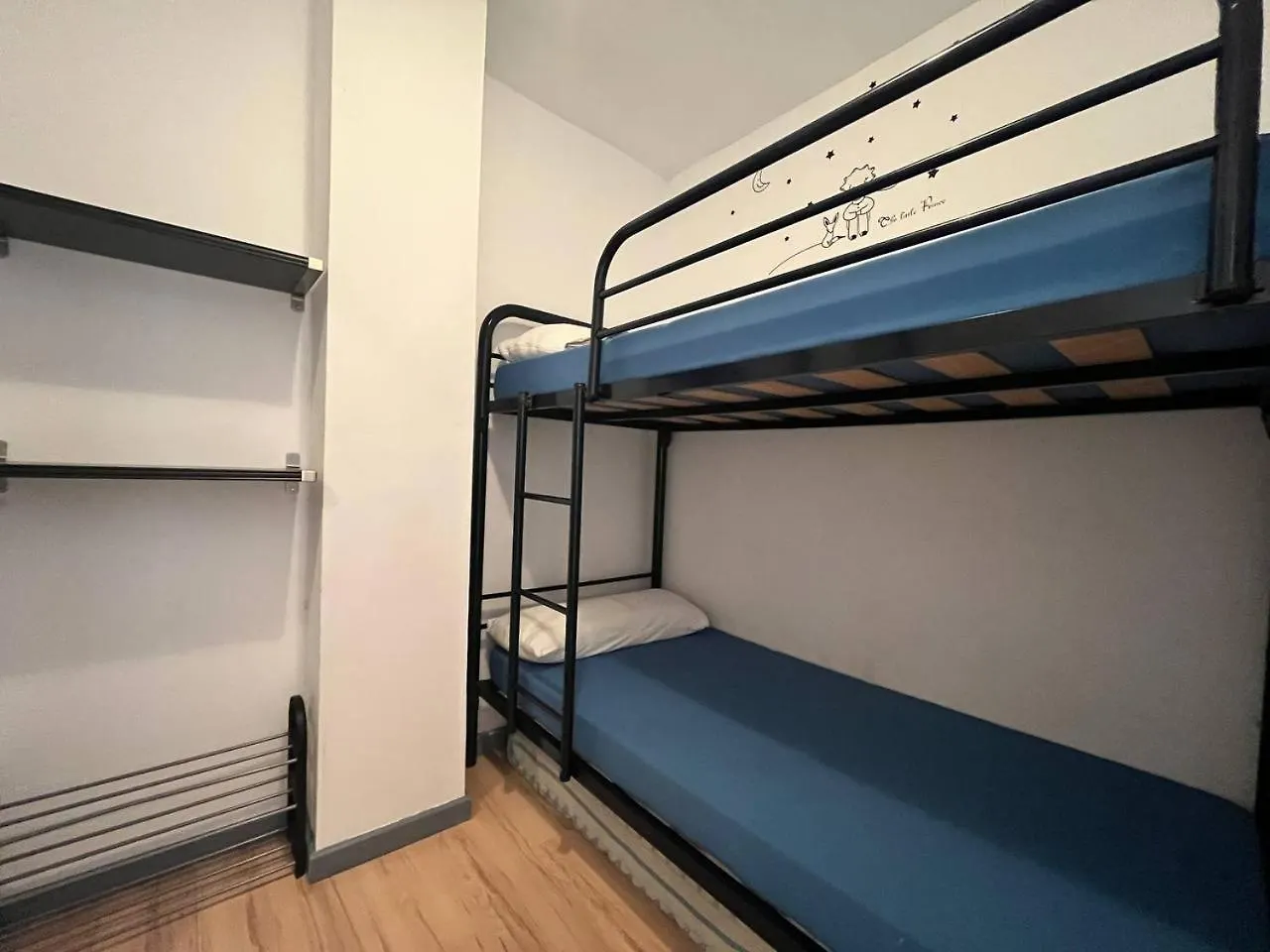 Estudio Con Tres Piscinas Comunitarias Y Pista De Tenis Roses Spain