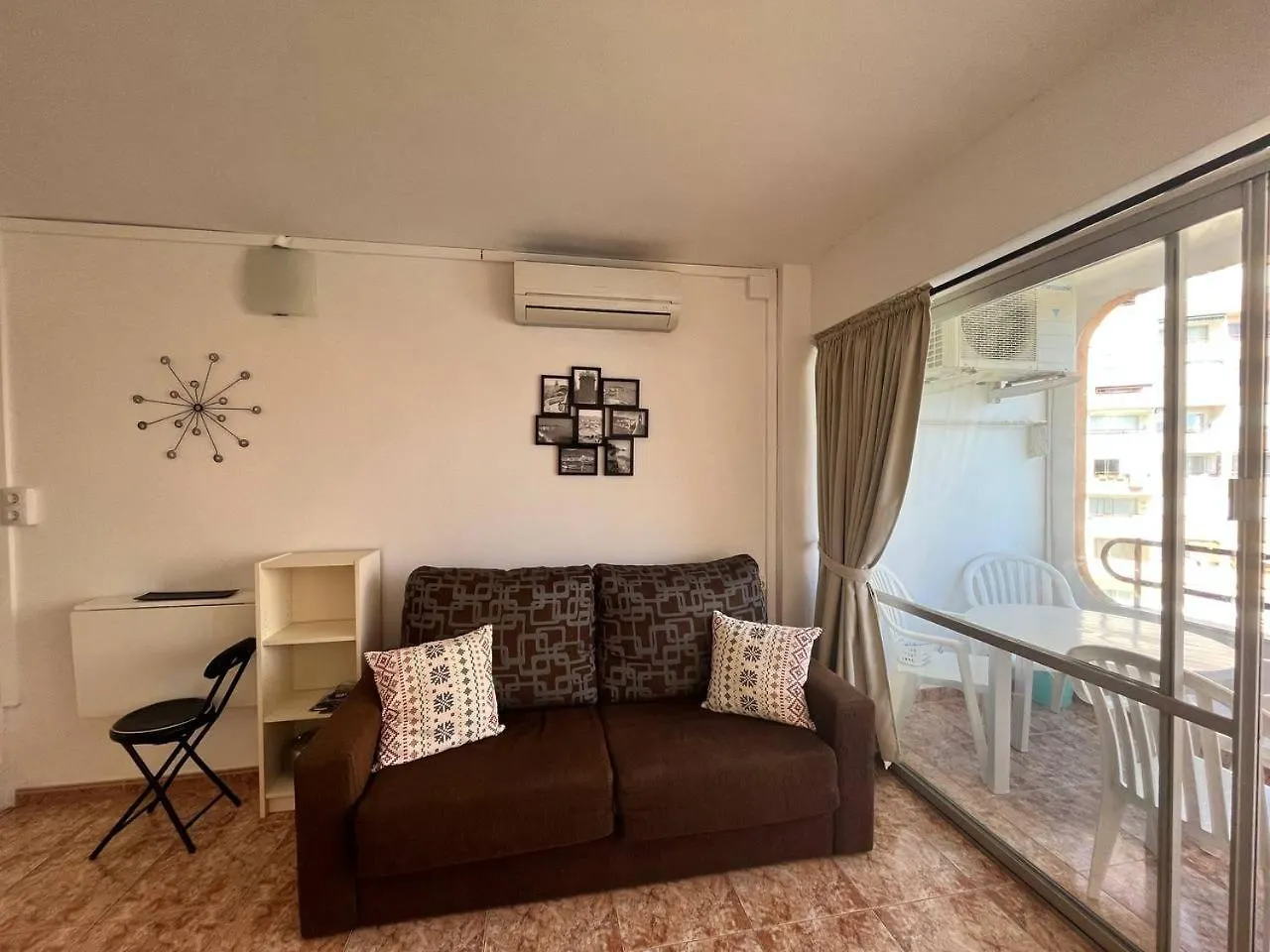 Estudio Con Tres Piscinas Comunitarias Y Pista De Tenis Roses 0*,  Spain