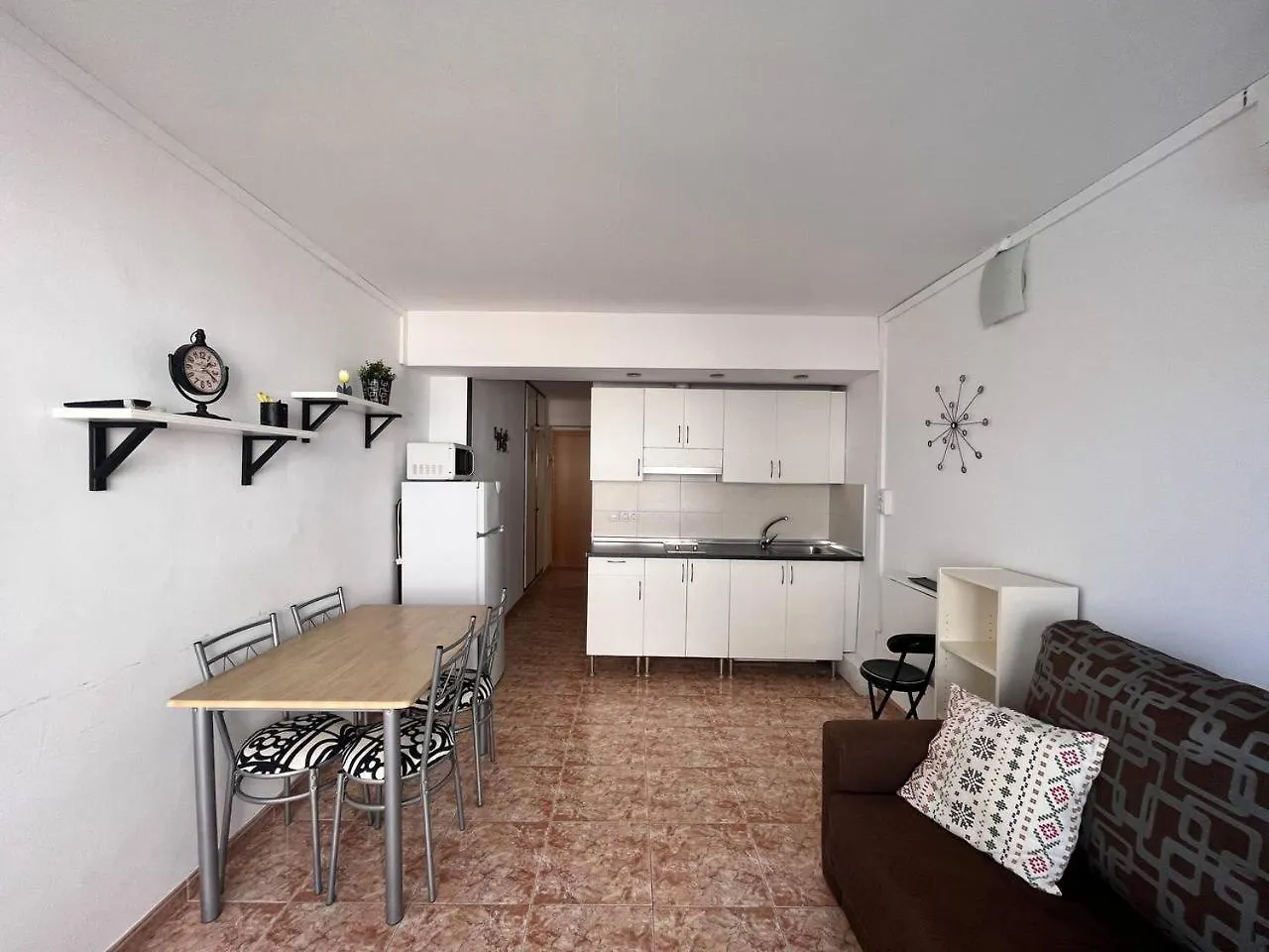 Estudio Con Tres Piscinas Comunitarias Y Pista De Tenis Roses 0*,